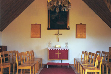 Kyrkorummet med altaret i förgrunden. 
