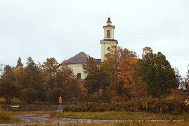 Kyrkan från väster.