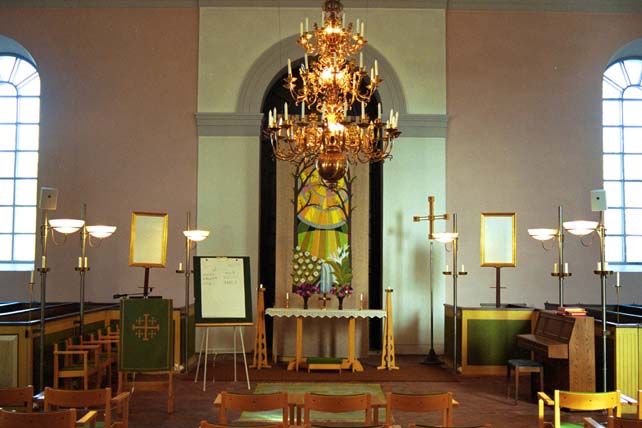 "Lillkyrkan" i kyrkorummets mitt. Foto från söder mot altaret framför porten till sakristian. 