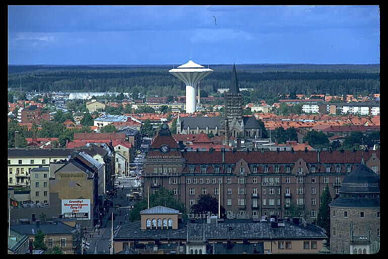 Centralpalatset i Örebro. Den stora byggnaden med tegeltaket mitt i bilden.