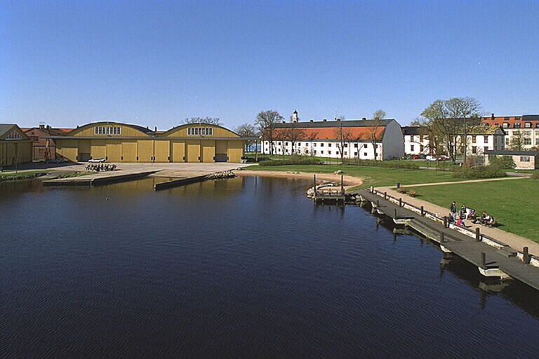 Hangarerna med Tunnebodsmagasinet och Båtsmanskasernen i bakgrunden.