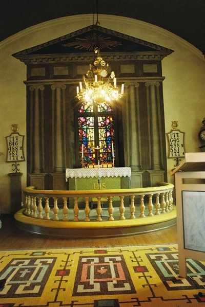 Altare, altarmålning och altarring i Finnekumla kyrka, från V.
