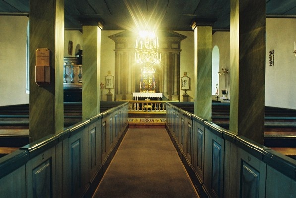 Långhuset sett mot koret i Finnekumla kyrka, från V.
