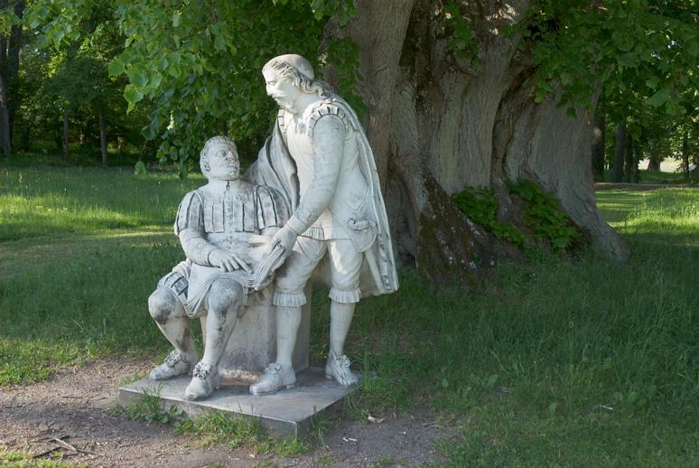 Slottsparken. Skulptur föreställande Gustav II Adolf och Axel Oxenstierna beställdes av Gustav III och placerades under Kristinas lind 1785.
