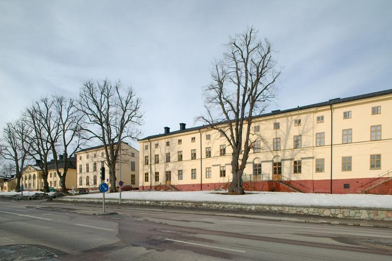 Kv.Långa raden med Kavaljersbyggnaden, Apotekshuset, Kanslihuset och Inspektorsbostaden.
