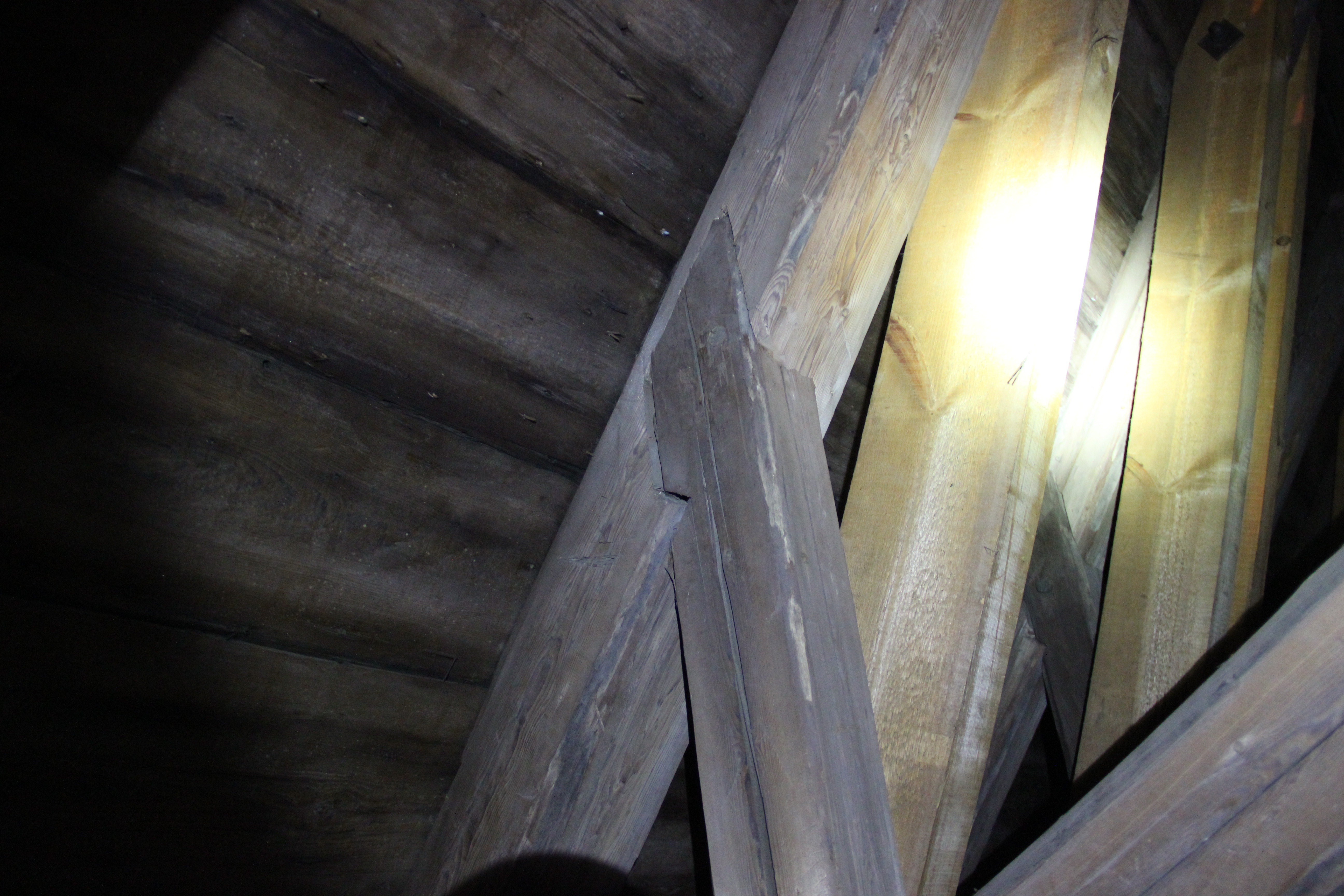 Stödbenets möte med högbenet genom husad knut med nacke i det medeltida taklaget. 