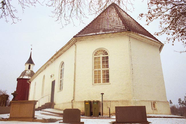 Månstads kyrka sedd från sydöst.