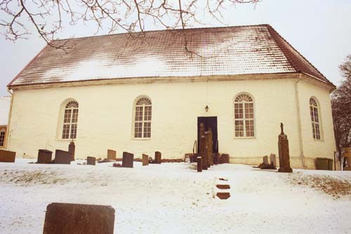 Månstads kyrka från söder.


