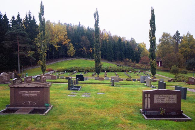Del av begravningsplatsen vid Södra Åsarps kyrka sedd mot söder.