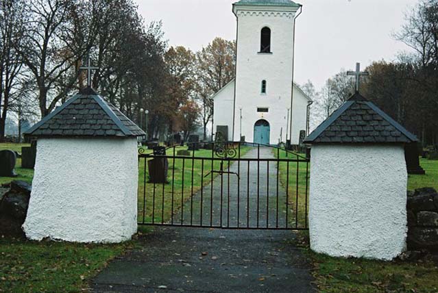 Kyrkan med kyrkogårdsentré från väster.
