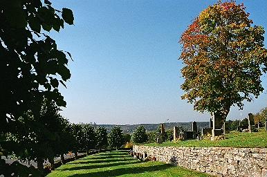 Södra delen av Hajoms kyrkogård, från Ö.
