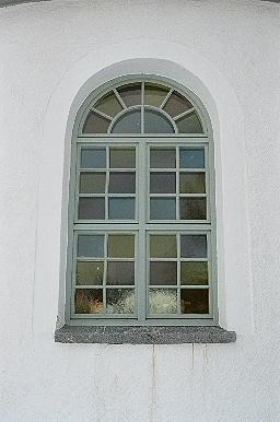 Långhusfönster i Sätila kyrkas nordfasad.