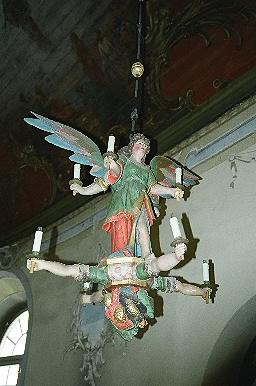 Dubbel ljusängel ovanför dopfunten i Sätila kyrka, från V.
