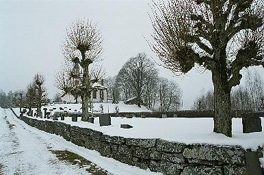 Kyrkogården med Fotskäls kyrka i fonden, från SÖ.