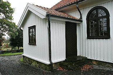 Sakristian i Tostareds kyrka är vidbyggd i norr, från NV.