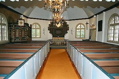 Kyrkorummet i Tostareds kyrka sett mot koret.