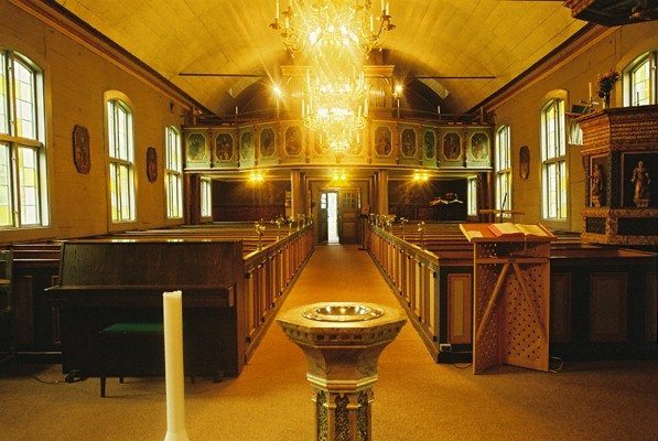 Långhuset sett från koret mot läktaren i Ljushults kyrka, från Ö.