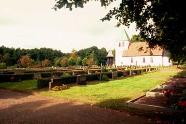 Dannike kyrka och kyrkogård sett från sydöst.
