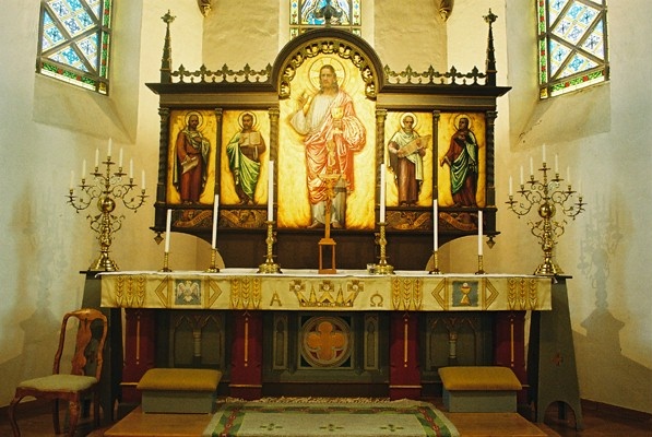 Altaret och altartavlan i Seglora kyrka, från V.