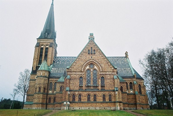 Seglora kyrka med omgivande kyrkotomt sedd från söder.