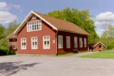 Skolhuset vid Brämhults kyrka fick sitt utseende 1905 och inrymmer idag ett daghem.