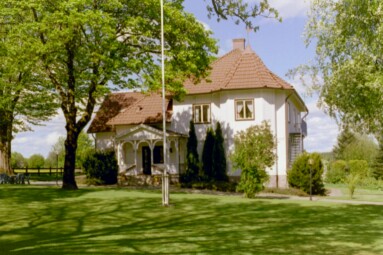 Bredareds församlingshem är beläget sydöst om kyrkan.