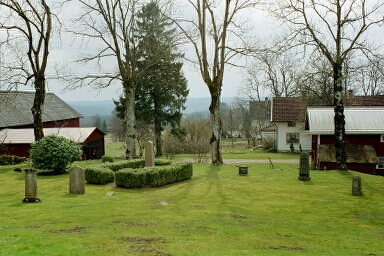 Tärby kyrkogård sydväst om kyrkan samt vy mot Skräddaregården i väster.