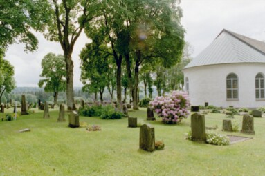 Östra delen av Fristads Gamla kyrkogård och utsikten åt söder, samt kyrkans kor.