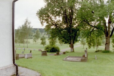 Omgivande miljö väster om Rångedala kyrka, sett från sakristians nordhörn.