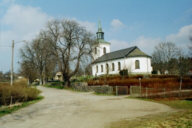 Äspereds kyrka sedd från sydöst vid infarten till stomgården.