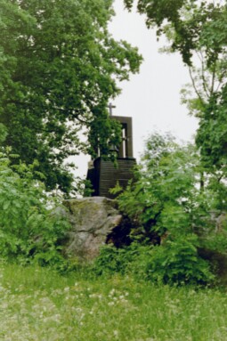 Klockstapeln i Trandared står på en trädklädd höjd bakom kvarteret där kyrkan är belägen.