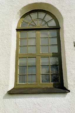 Fönster i långhuset på Äspereds kyrka.