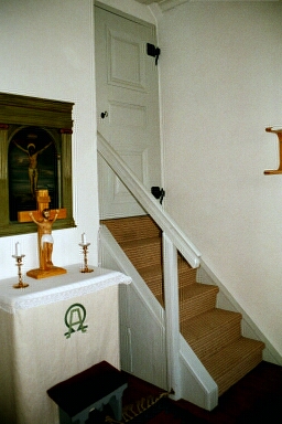 Predikstolen nås via denna äldre trappa i Äspereds kyrka.