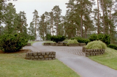 Södra delen av Mikaelskapellets omgivande begravningsplats i Toarp anlades 1967 och har karaktären av skogskyrkogård. Här ses meditationsplatsen med kapellet i fonden.