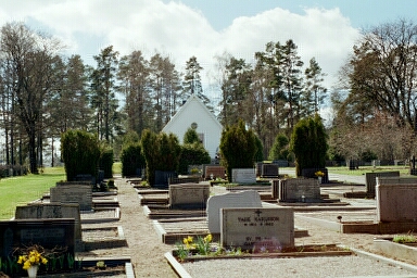Mikaelskapellet med östra delen av den äldre begravningsplatsen framför sig.