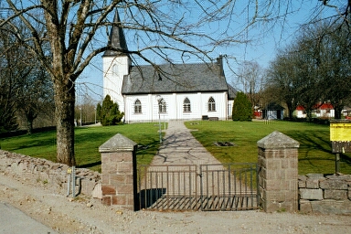 Målsryds kyrka med kyrkogård, mur och grind från Svenljungavägen.