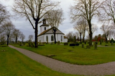 Sandhults kyrka, anläggning med kyrkogård och kyrka sett från sydost.