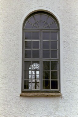 Sandhults kyrka, fönster i exteriören.