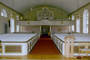 Sandhults kyrka, västvy med orgelläktare och läktarunderbyggnader.