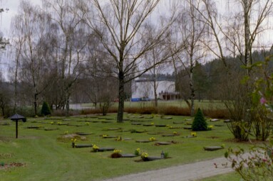 S:t Sigfrids griftegård med Uppståndelsens kapell i krematoriet i bakgrunden.