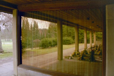 Väntrummet vid Uppståndelsens kapell i krematoriet på S:t Sigfrids griftegård har fönster som reflekterar omgivningen.