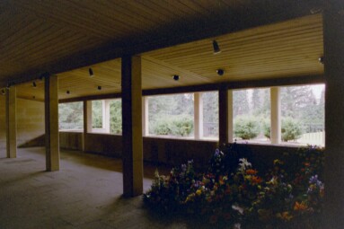 Loggian i sydväst utanför kontoren och Evighetens kapell i krematoriet på S:t Sigfrids griftegård.