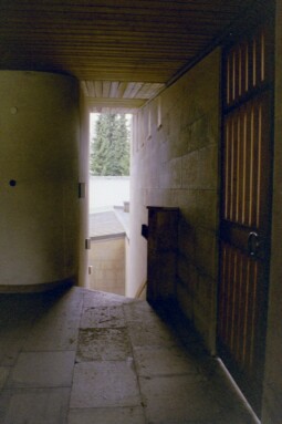Trappan som förbinder de två marknivåerna och kapellen i krematoriet på S:t Sigfrids griftegård sedd från loggian. 
