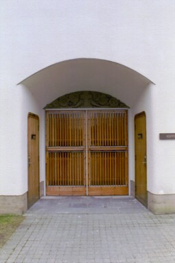 Entrén till Hoppets kapell i krematoriet på S:t Sigfrids griftegård med stengodsrelief av Tyra Lundgren.