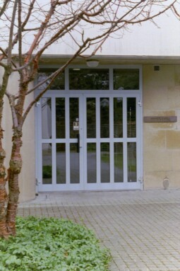 Entrén till Minnets kapell i krematoriet på S:t Sigfrids griftegård med sentida aluminiumdörr.