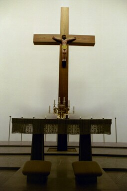 Altare av Harald Ericson och krucifix av Bror Hjorth i Uppståndelsens kapell på S:t Sigfrids griftegård.