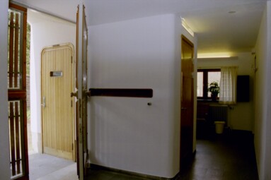 Vapenhuset mot det nyligen tillbyggda kapprummet i Hoppets kapell på S:t Sigfrids griftegård.