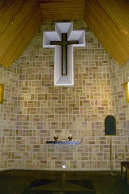 Interiör med altaret och fönstret mot loggian i Minnets kapell på S:t Sigfrids griftegård.