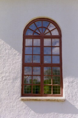 Fönster i långhuset på Bredareds kyrka.