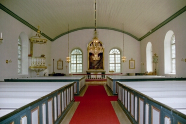 Bredareds kyrka sedd mot koret.